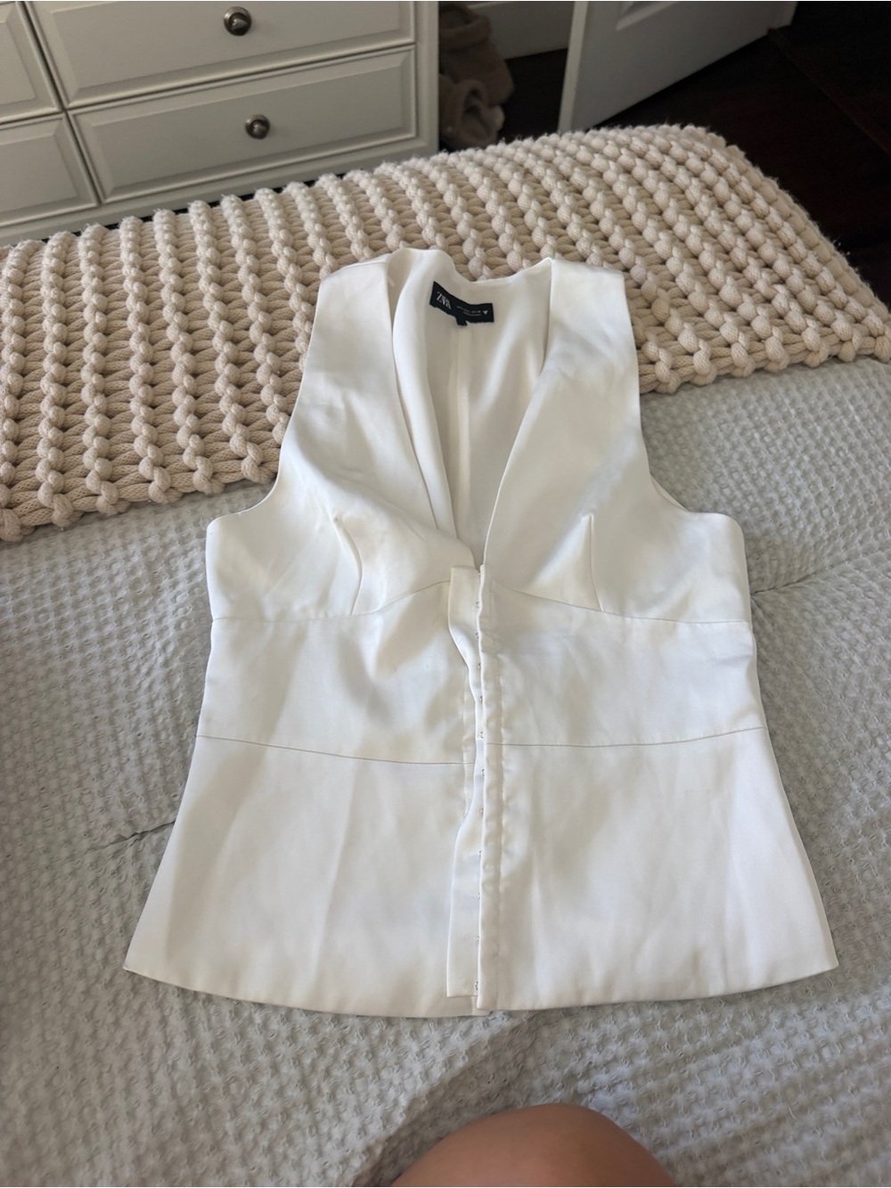 Zara White V-Neck Sleeveless Blouse